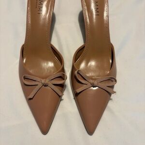 MMI Women's Elegant Tan Bow Heels